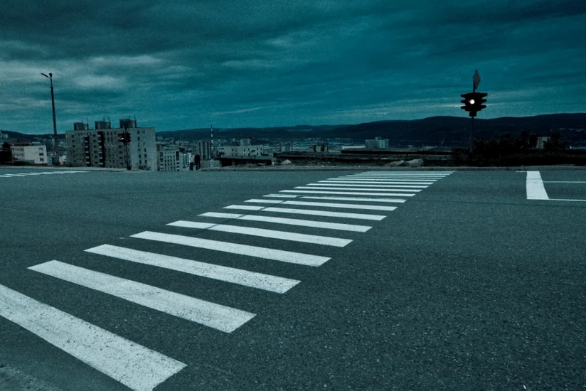 Piyadanın keçiddən kənarda vurulmasına görə sürücü məsuliyyətə cəlb olunmalıdırmı?