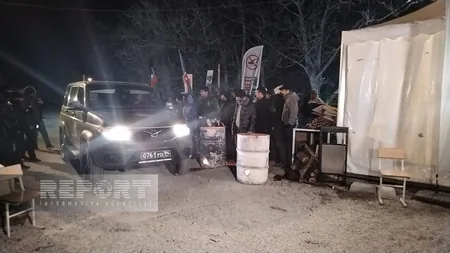 Еще два автомобиля российских миротворцев беспрепятственно проехали по дороге Хакенди-Лачын