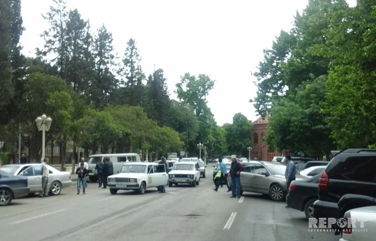 Gəncədə yola pul səpilməsi səbəbindən avtomobillərin tıxacı yaranıb - FOTO
