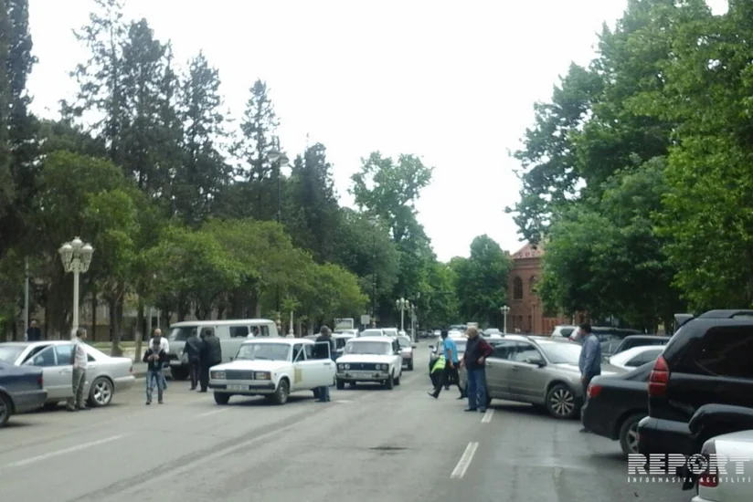 В Гяндже свадебный кортеж разбросал по дороге крупную сумму денег, возникла пробка - ФОТО