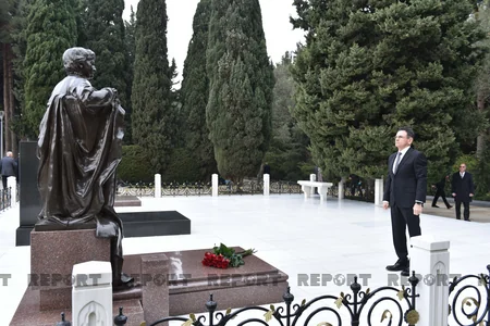Müdafiə Sənayesi Nazirliyinin kollektivi ulu öndər Heydər Əliyevin məzarını ziyarət edib