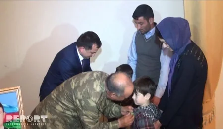 Şəhid olan hərbçilərin təltif edildiyi medallar ailə üzvlərinə təqdim edilib - FOTO