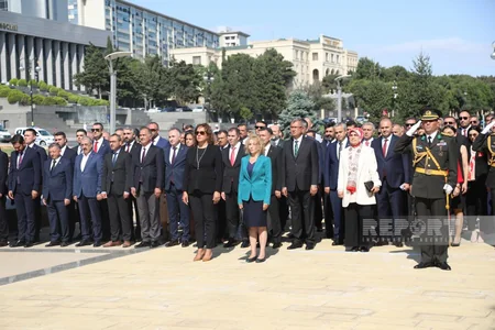 ​Zəfər Günü münasibəti ilə Bakıda Şəhidlər xiyabanı və Türk şəhidliyi ziyarət olunub