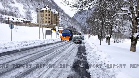 Qaxda buzlu yollara duz-qum səpilib