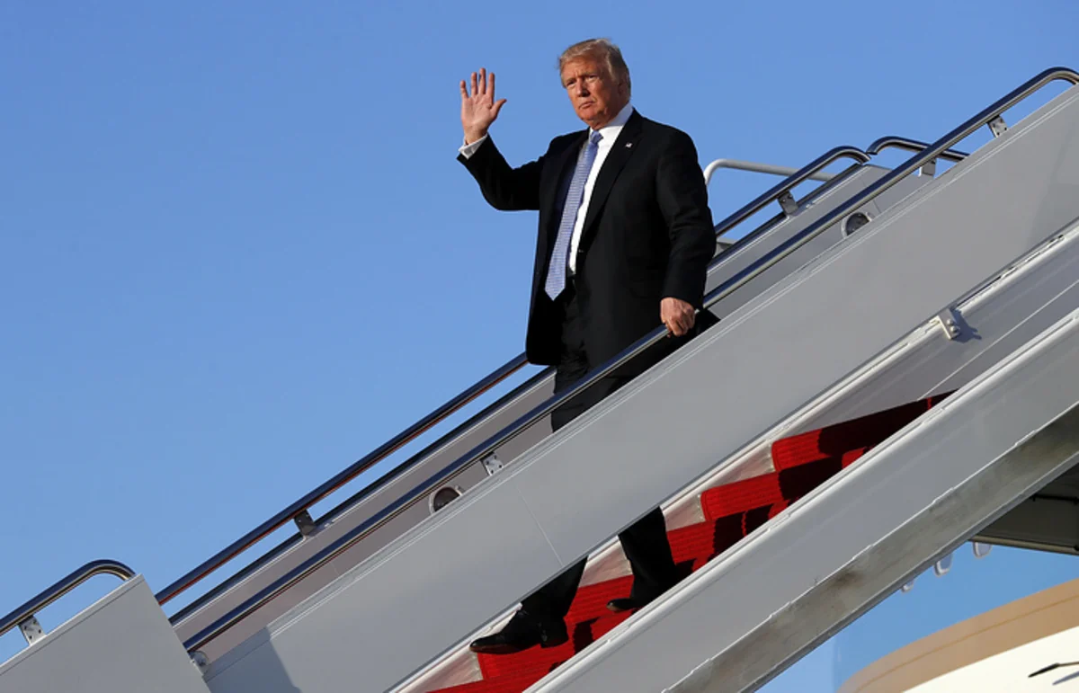 Tramp Cənubi Koreyaya səfər edib