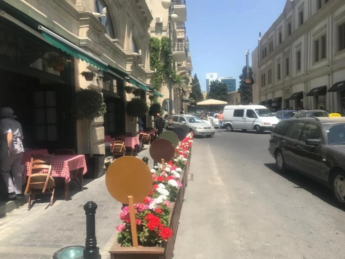 Bakıda yolun hərəkət hissəsinə qoyulmuş masa götürülüb