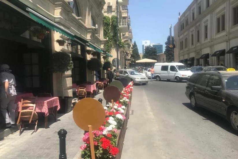 Bakıda yolun hərəkət hissəsinə qoyulmuş masa götürülüb