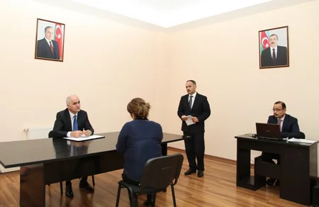 İqtisadiyyat naziri Saatlıda vətəndaşları qəbul edib