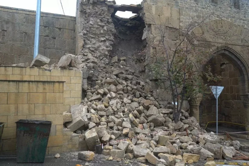 Dərbənddə Narın Qalanın divarının bir hissəsi uçub