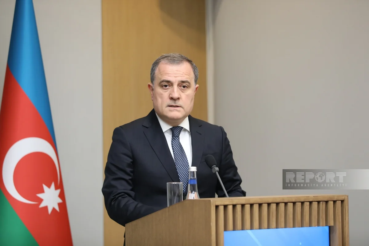 Ceyhun Bayramov Serbiyaya gedib
