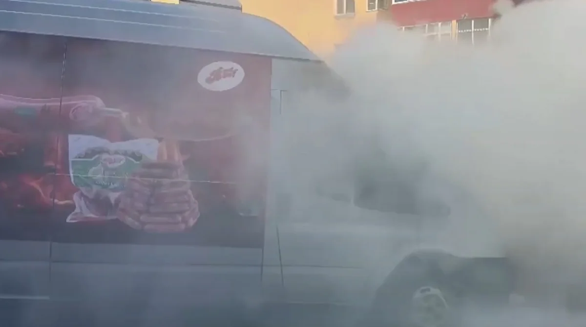 Bakıda yük avtomobili yanıb