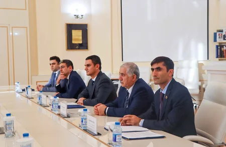Dövlət Xidmətində tibbi sarğı bezi istehsalçıları ilə görüş keçirilib