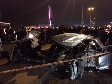 Bakıda avtomobil idarəetməni itirib, 3 ölü, 1 yaralı - FOTO