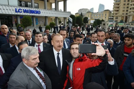Prezident sakinlərlə söhbət edib, onlarla selfi çəkdirib - FOTOLAR
