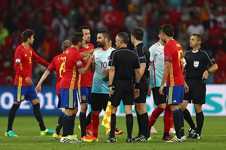 Türkiyə - İspaniya matçında azarkeşlər Arda Turanı fitə basıblar