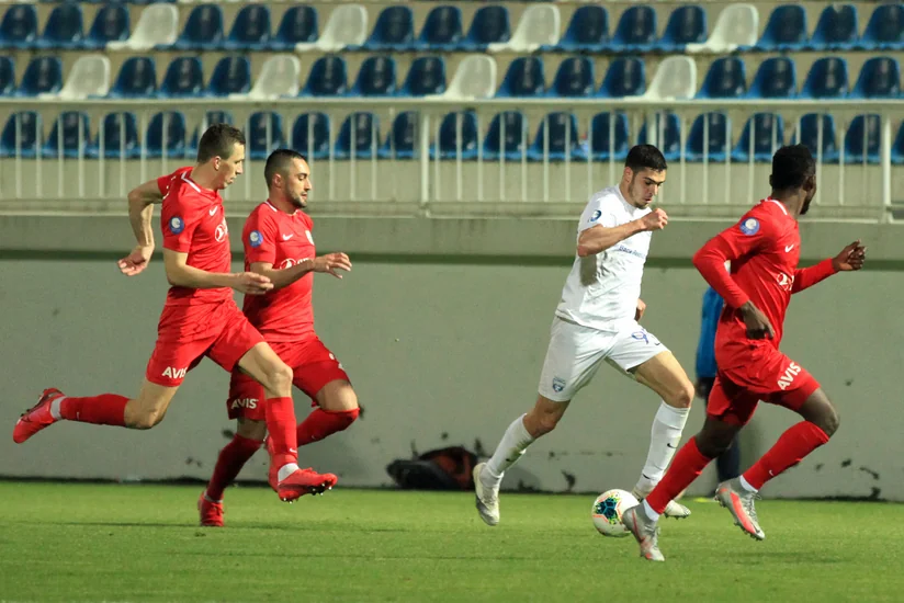 Sabahın məşqçisi təhqiredici jestə görə 5 oyunluq cəzalandı
