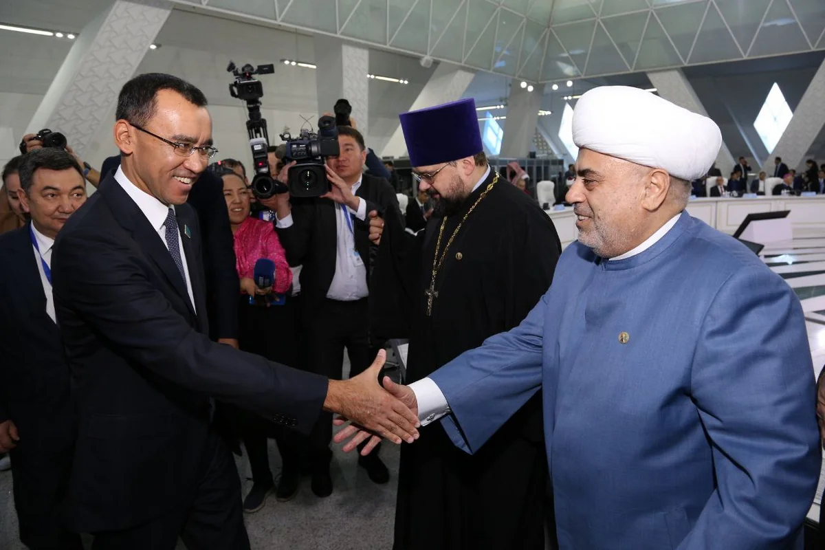 Allahşükür Paşazadə din liderlərin Qazaxıstanda keçirilən qurultayında iştirak edib