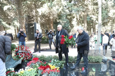 Rüstəm İbrahimbəyovun qəbirüstü abidəsinin açılışı olub
