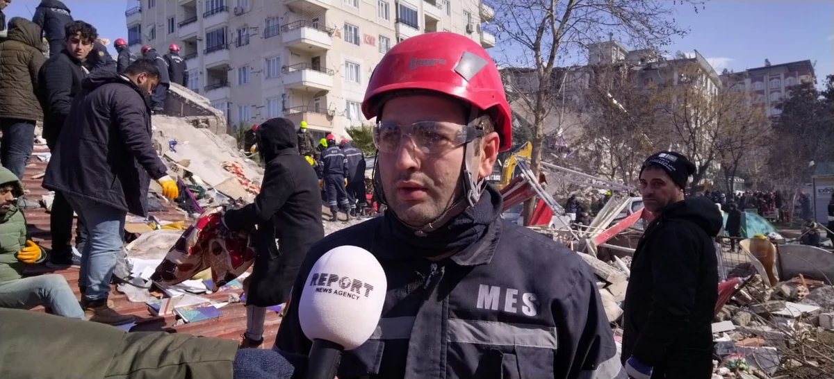 Азербайджанский спасатель: Будем рядом с Турцией до последнего