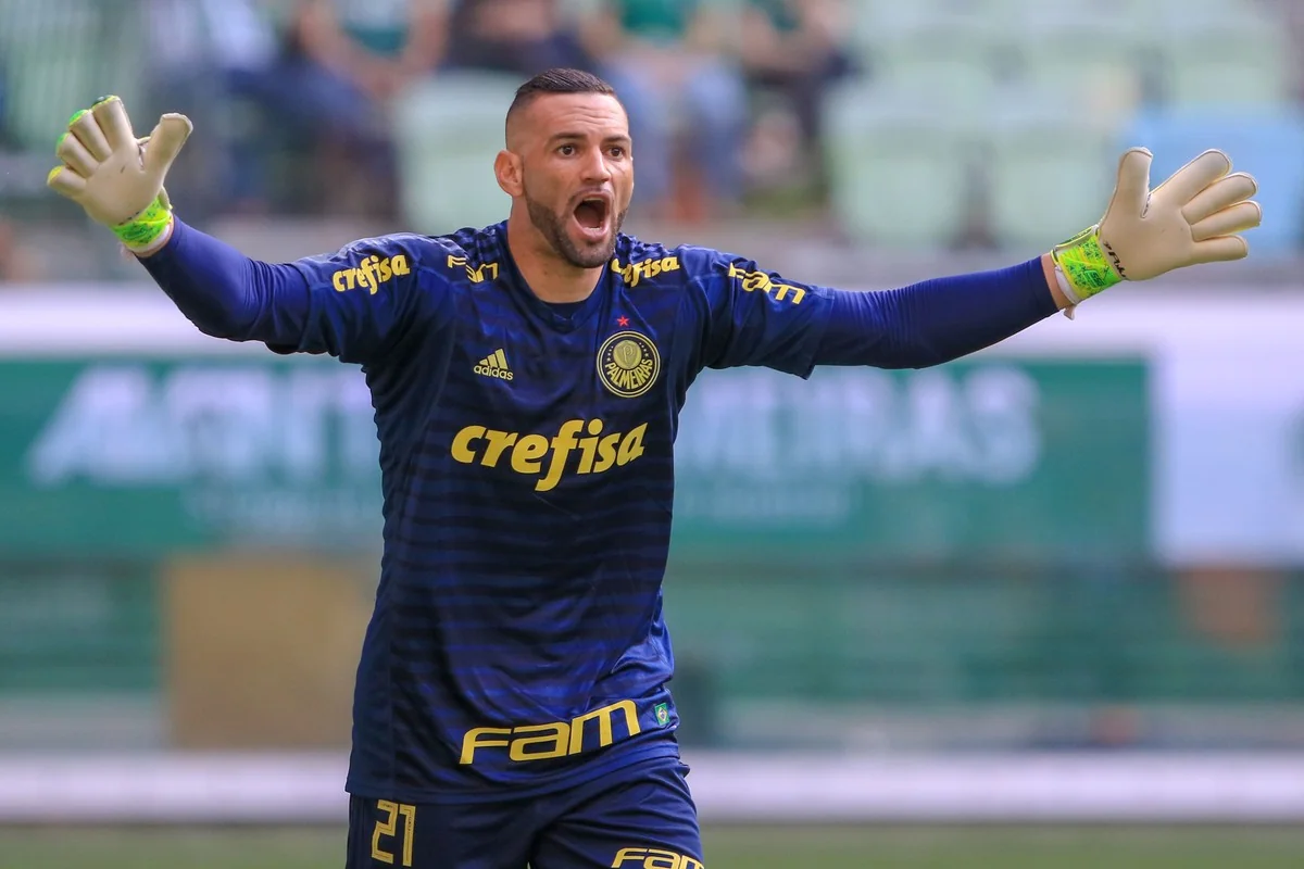 Braziliyalı qapıçı bir zərbə ilə 2 futbolçunu yerə sərdi