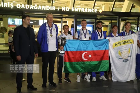 Azərbaycanın Avropa Kubokunun qalibi olmuş voleybolçuları Vətənə qayıdıb