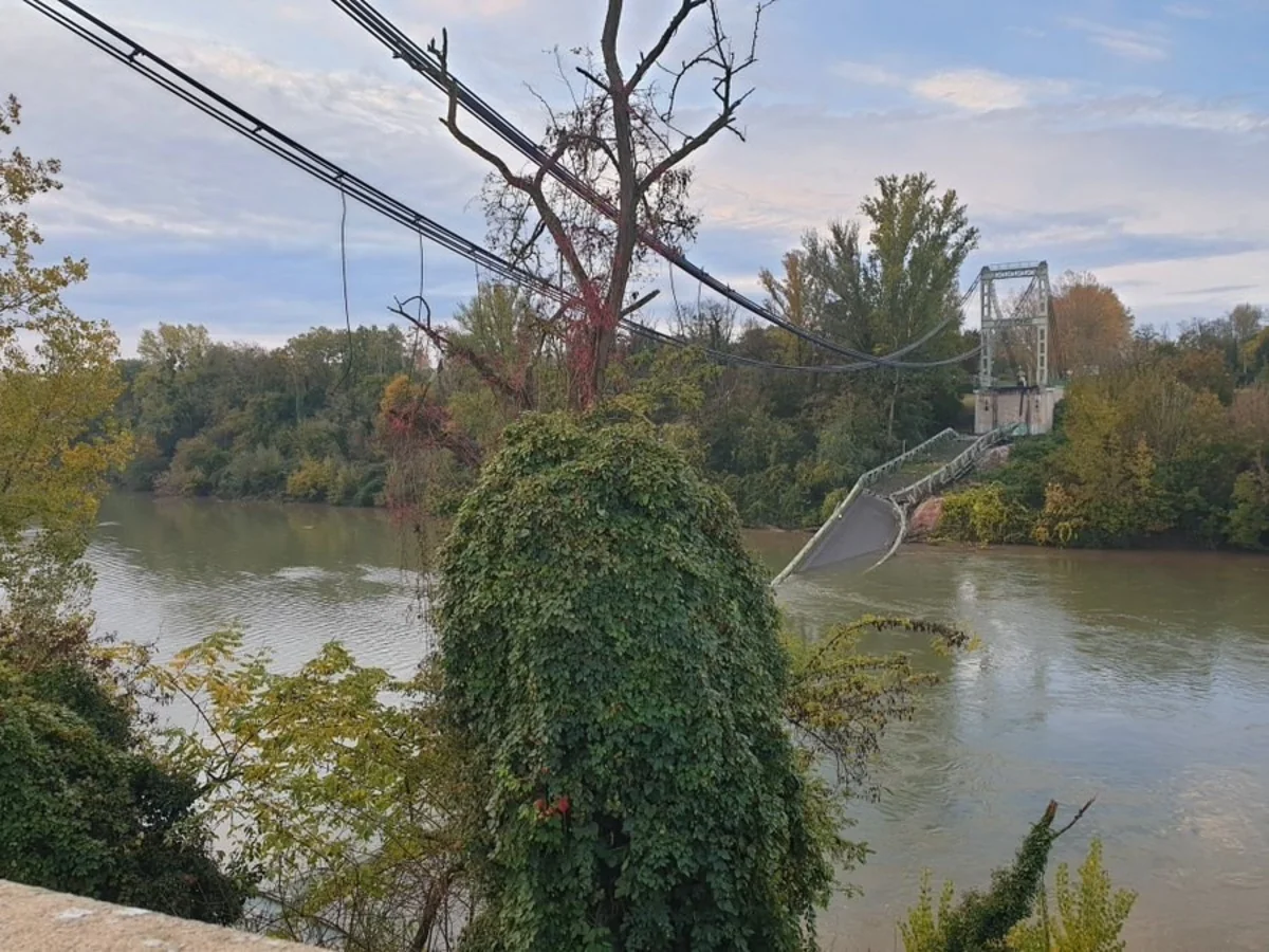 Suspension bridge collapsed in France
