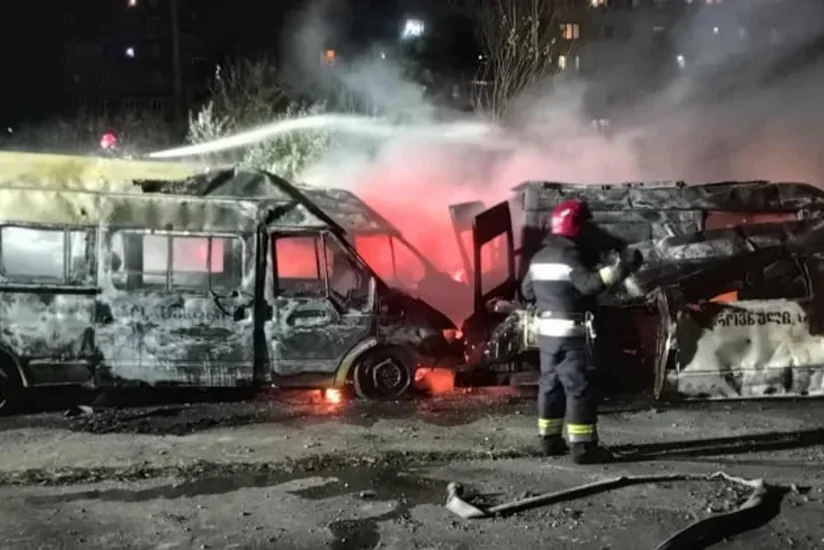 В Грузии в результате пожара сгорели несколько машин скорой помощи