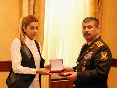 Награды военнослужащих, получивших посмертно звание Национального героя Азербайджана, вручены членам их семей