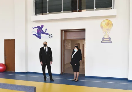 Prezident Bakıda yeni tikilən iki məktəbdə yaradılan şəraitlə tanış olub