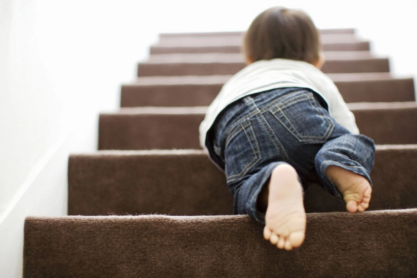 Sabirabadda bir yaşlı uşaq pilləkəndən yıxılaraq ölüb