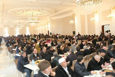 Gəncənin İmamzadə dini kompleksində ehsan süfrəsi açılıb