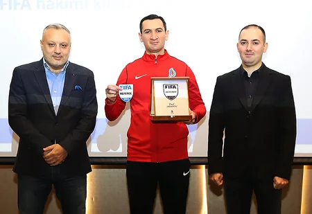 FIFA referilərinə emblemlər təqdim olunub