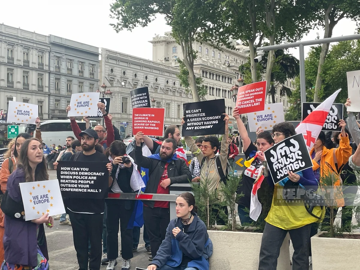 В Тбилиси протестующие собрались у гостиницы, где проходит ежегодная встреча АБР