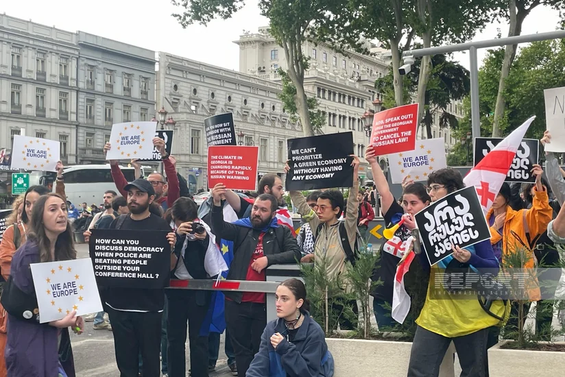 В Тбилиси протестующие собрались у гостиницы, где проходит ежегодная встреча АБР