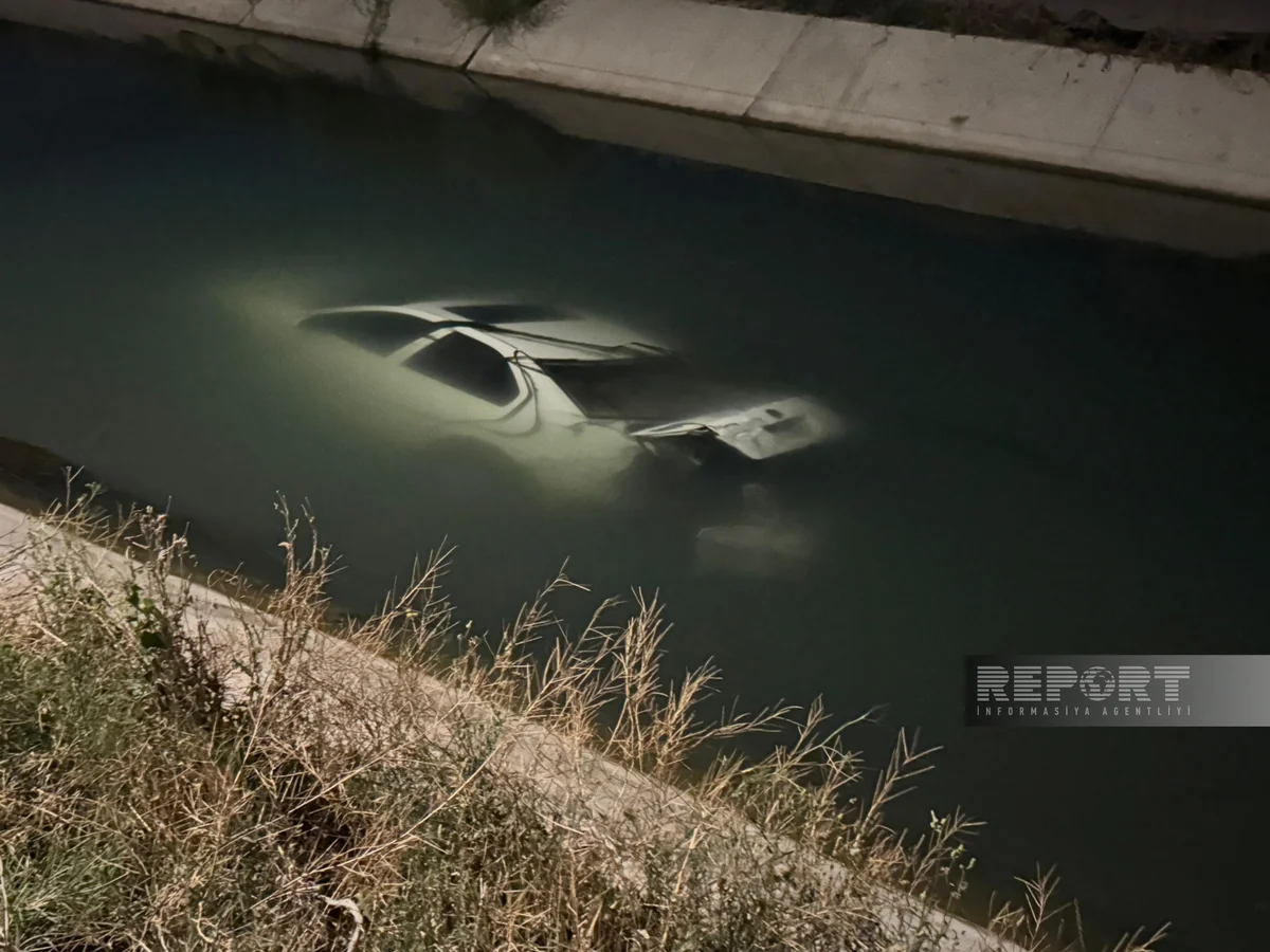 Sumqayıtda avtomobil kanala aşıb