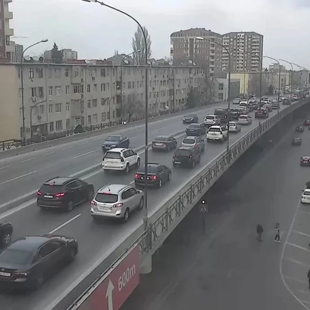 Bakının bir sıra yollarında nəqliyyatın sıxlığı müşahidə olunur