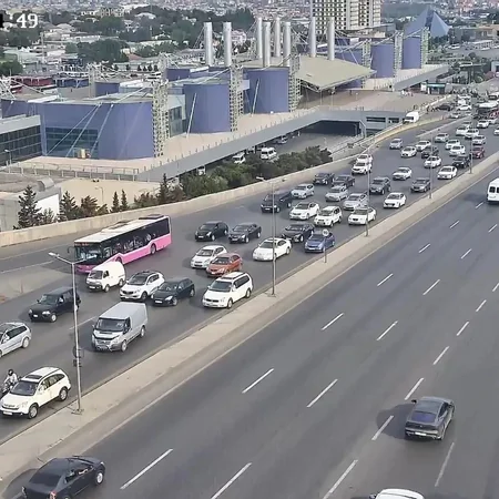 Bakının bir sıra yollarında nəqliyyatın hərəkətində tıxac yaranıb