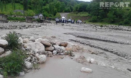 Qubada sel nəticəsində bağlanan yol açılıb - FOTO