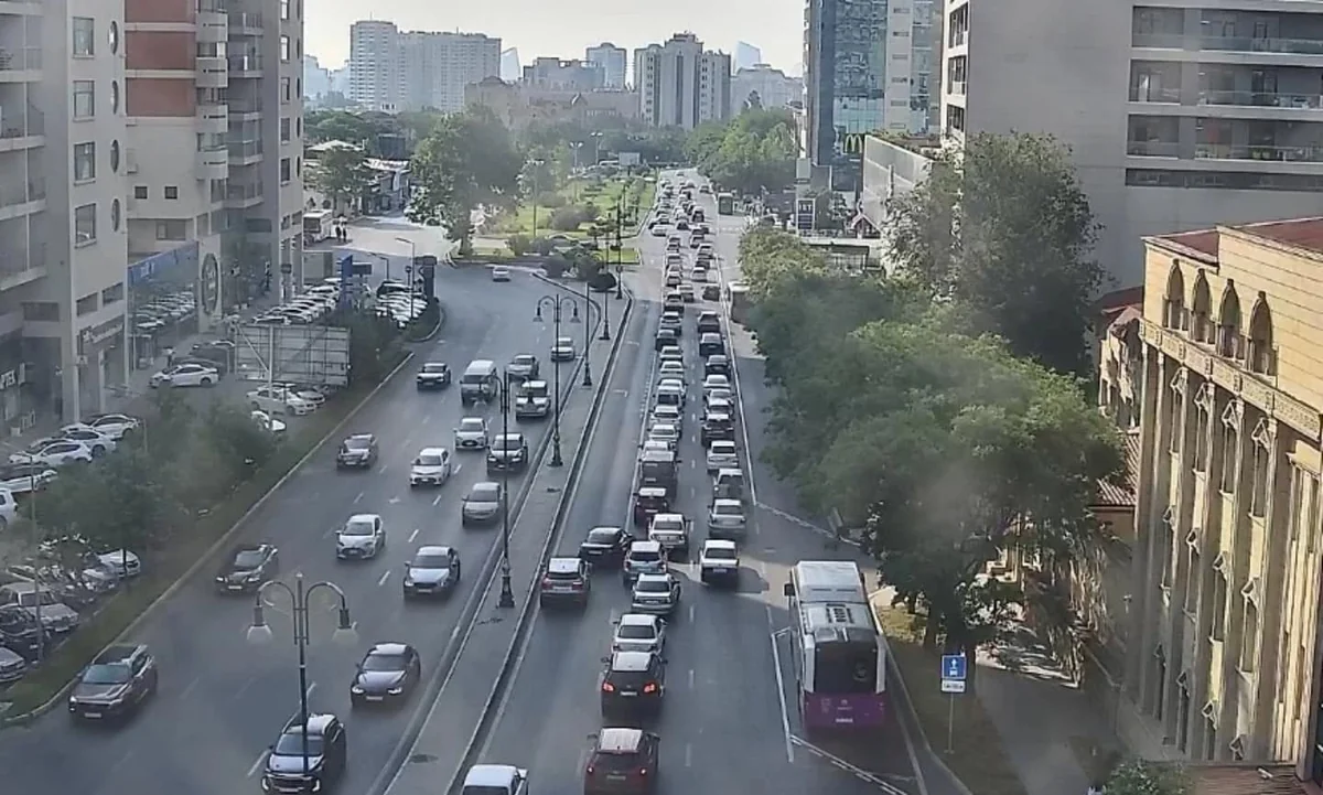 Bakının bir sıra yollarında tıxac yaranıb – SİYAHI