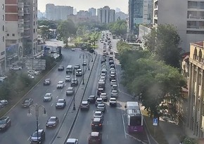 На ряде улиц и проспектов Баку затруднено движение транспорта