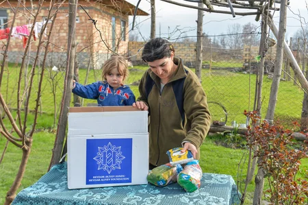Heydər Əliyev Fondu aztəminatlı ailələrə Novruz sovqatları paylayır