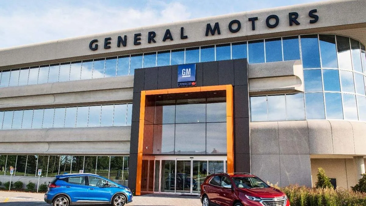 Чистая прибыль General Motors упала почти вдвое