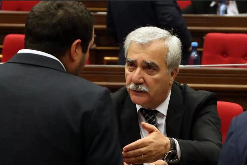 Armenian government official calls on Defense Minister to step down