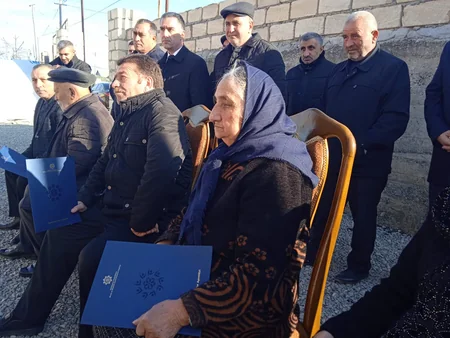 Şəhid ailələri və müharibə əlillərinə daha 100 mənzil və fərdi ev verilib
