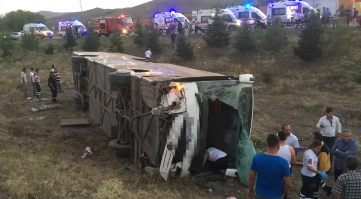 В Турции попал в аварию пассажирский автобус, 4 погибли, 18 ранены