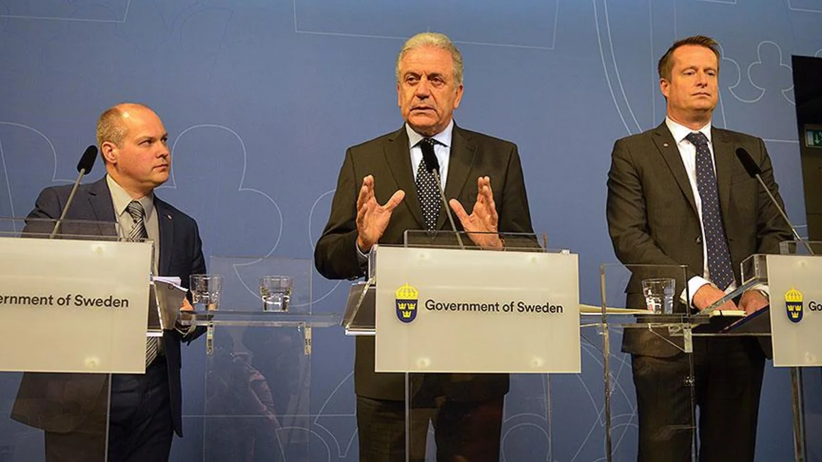​Avropa İttifaqının komissarı: Türkiyəyə verilən vəd vaxtında yerinə yetirilməlidir
