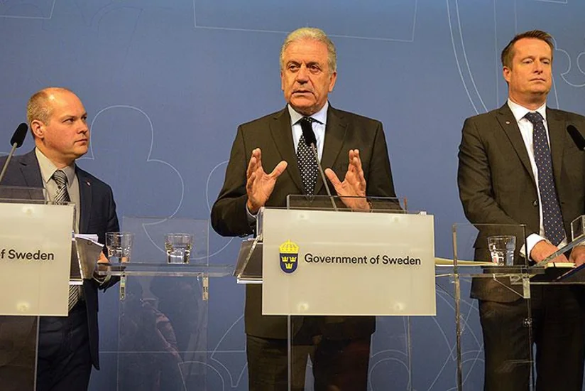 ​Avropa İttifaqının komissarı: Türkiyəyə verilən vəd vaxtında yerinə yetirilməlidir