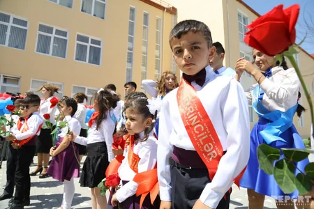 Təhsil naziri məcburi köçkün şagirdlərin Son zəngində  - FOTOREPORTAJ