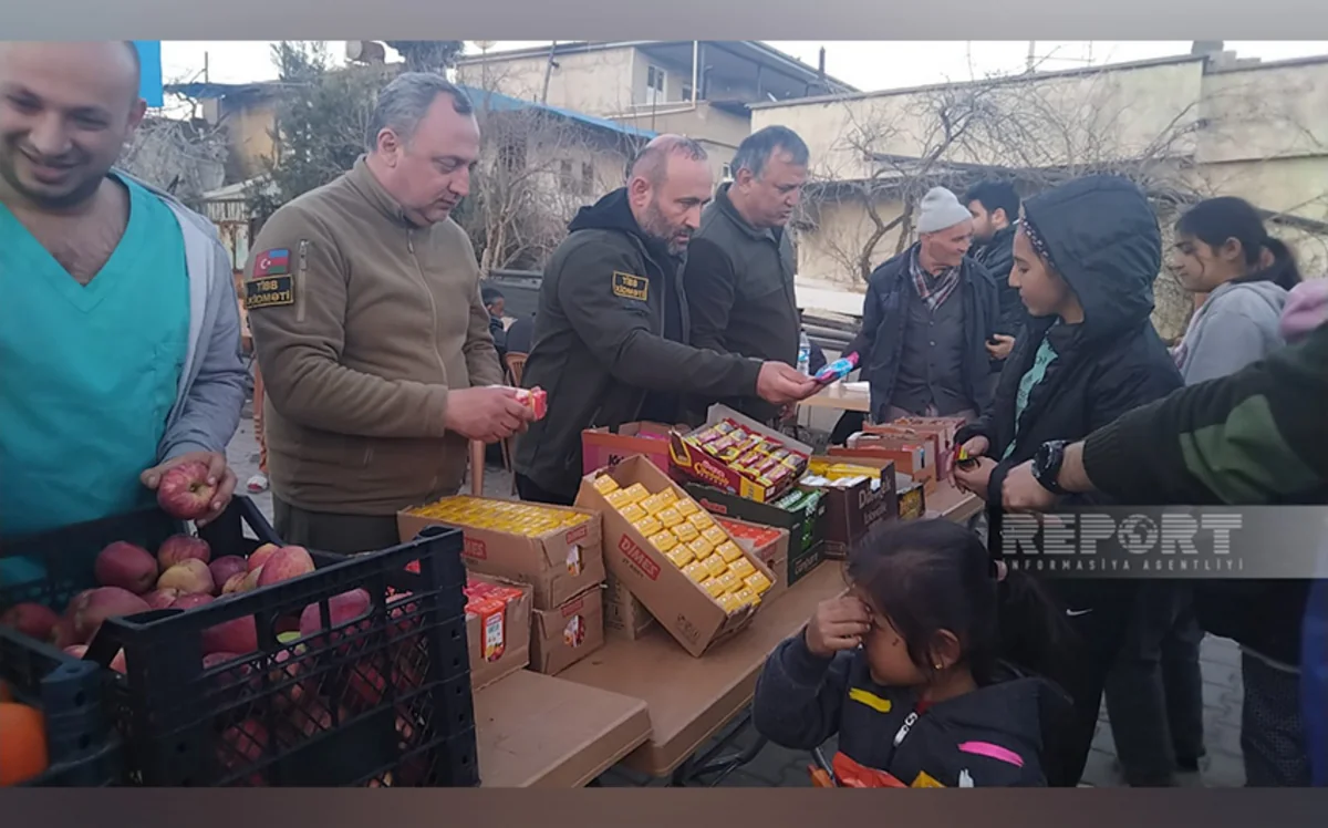 Azərbaycanın könüllü həkimləri ilə iş adamı Kahramanmaraşın daha bir bölgəsində yeməklər paylayıb - YENİLƏNİB