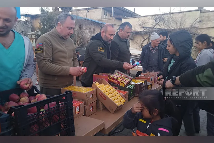 Azərbaycanın könüllü həkimləri ilə iş adamı Kahramanmaraşın daha bir bölgəsində yeməklər paylayıb - YENİLƏNİB